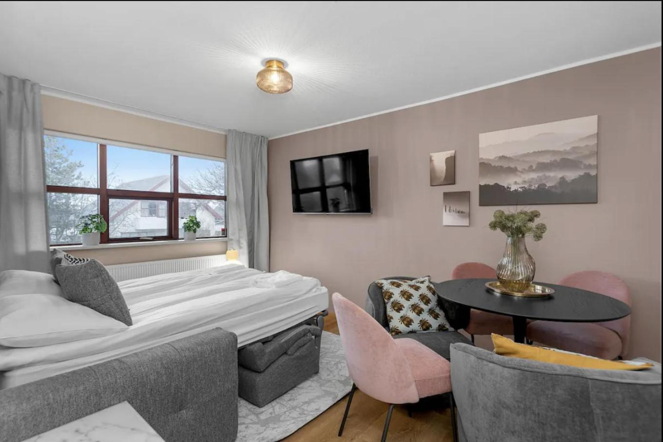 Inviting 2br Haven In The Heart Of The Suburbs Lejlighed Reykjavík