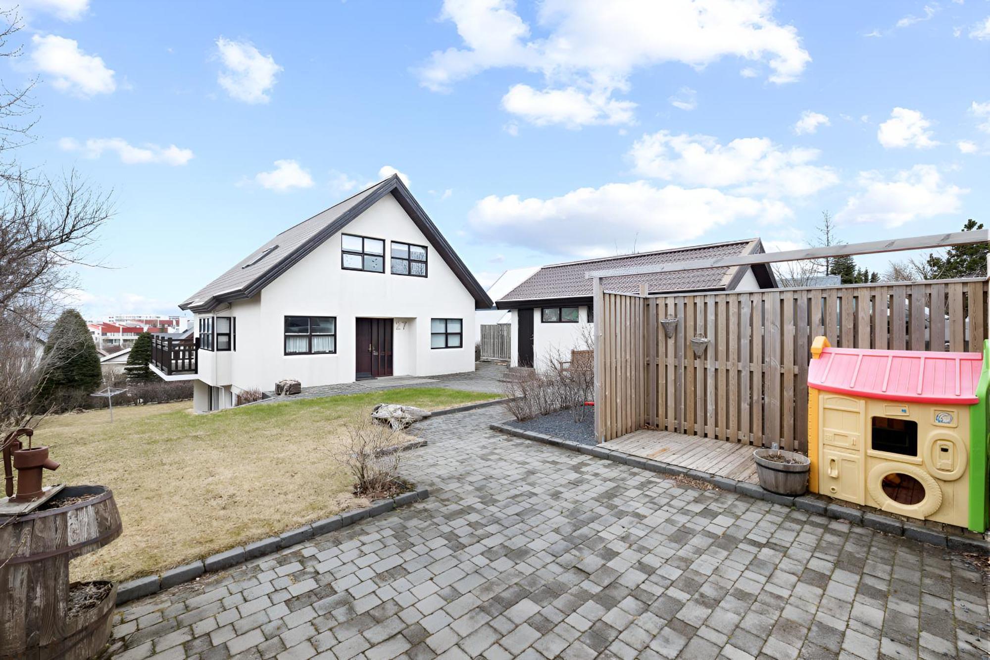 Inviting 2br Haven In The Heart Of The Suburbs * Reikiavik